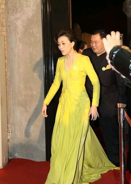 黑色西装|杨澜的气质太高级,简约黑西装也能穿出高级感,也就她有这气场