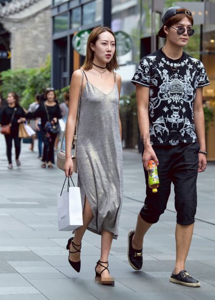 时尚|街拍小姐姐穿吊带开叉连衣裙十分性感,走在街上和男友步伐一致