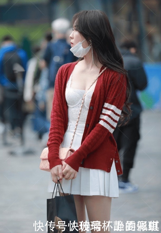 打底衫这么薄款，外套也太厚实了，换掉它更好看吧