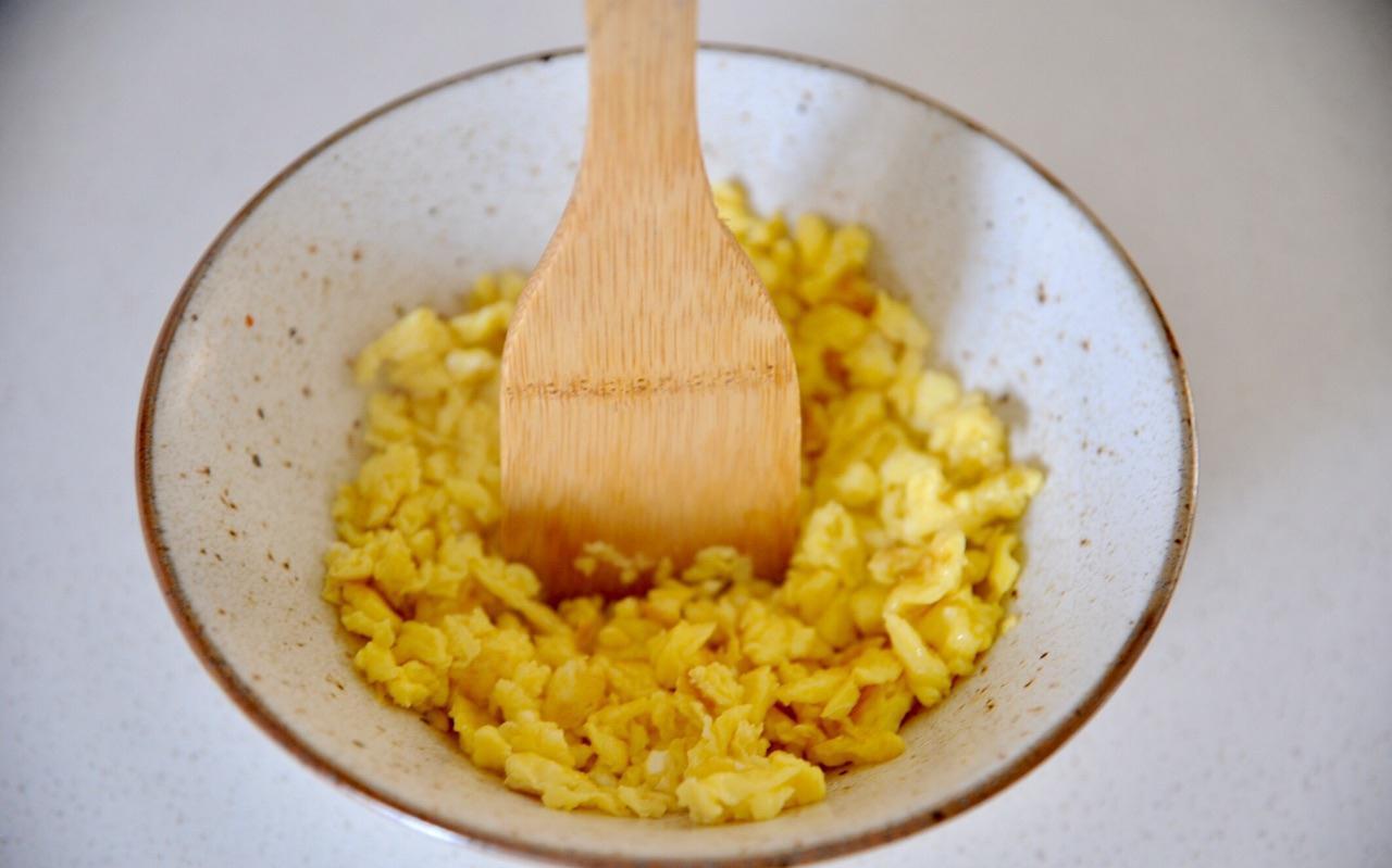 家常韭菜盒子，包皮大馅又软又香，鲜美可口，吃了还想在吃