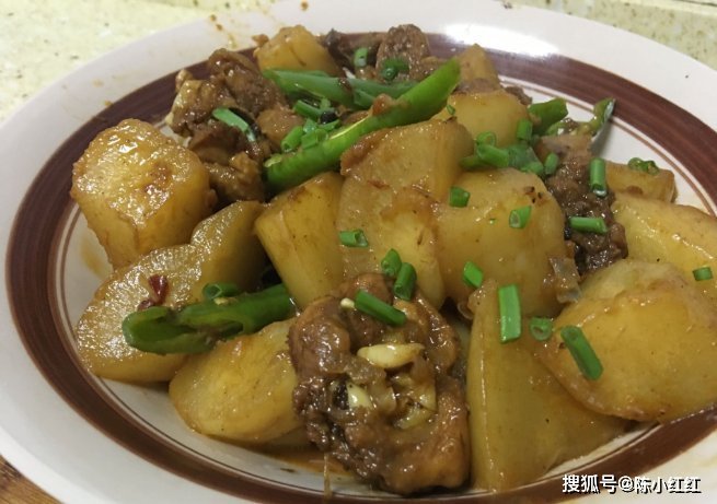乱炖鸡肉炖萝卜,香辣过瘾,配上米饭吃超级的下饭,全家人都爱吃