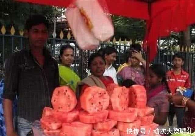 西瓜|各国对待西瓜的不同卖法,印度叫网友大开眼界,日本西瓜则吃不起