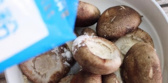 清水洗香菇，和没洗一样，教您一招，脏东西和小虫子自动溜走
