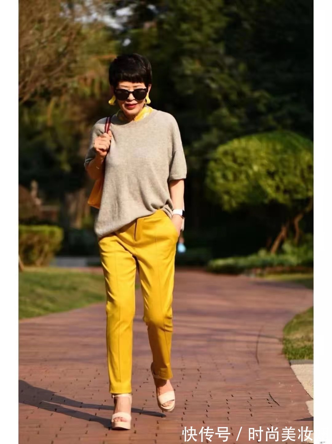 高领|五六十岁的女人,尽量别穿连衣裙,多穿“9分裤”,洋气又减龄