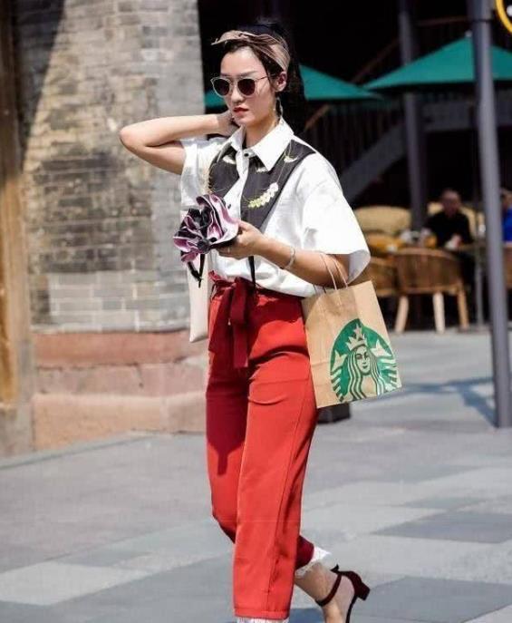 街拍:头戴酷酷的太阳镜美女,短袖搭配休闲裤,凸显清新细腻的女人味