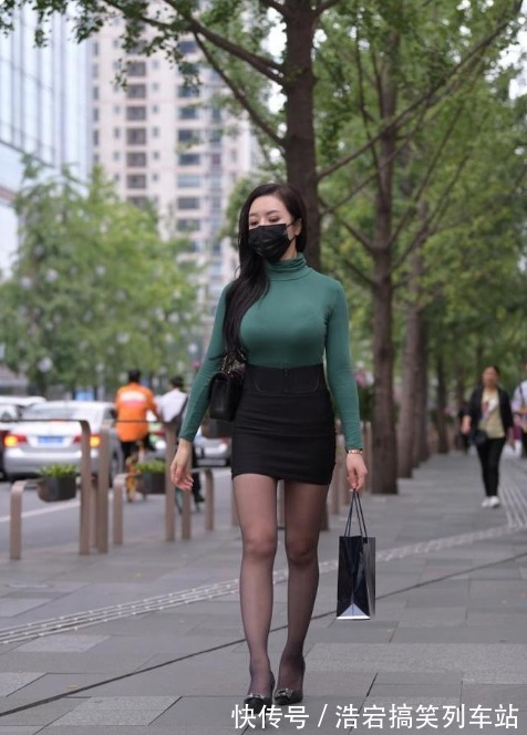 身材 绿外套配黑色包臀裙,简约的装扮中透着高雅,尽显贵妇的妩媚气息