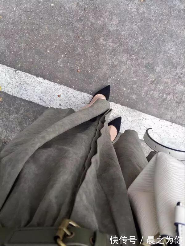 高跟鞋 尖头细跟鞋视觉上拉长身高比例,搭配正装穿着彰显浓郁的女人味