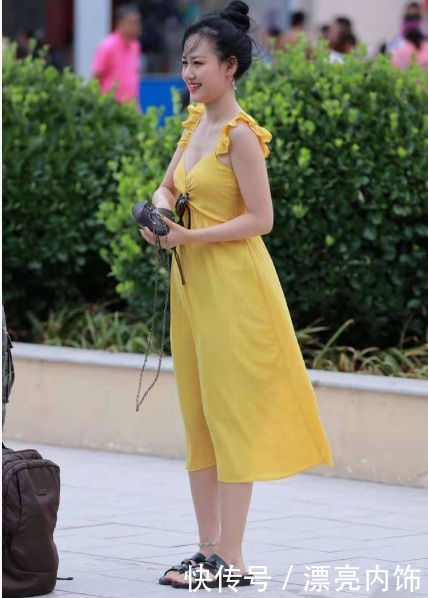 自然|橘黄色连连衣裙搭配黑色拖鞋,随意自然,仙气四溢