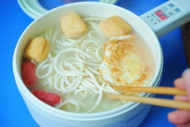 天冷,别亏待自己,给自己煮一碗热乎乎的葱香鸡蛋面,真香啊