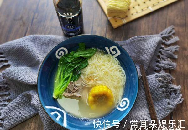 面条|饭店的鲜汤排骨面为什么那么好吃,主要是多了一步