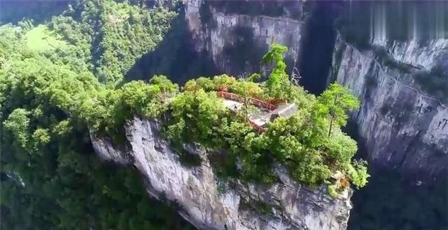 悬崖上发现明代悬空寺，已经荒废却十分奇怪，附近没有一户人家