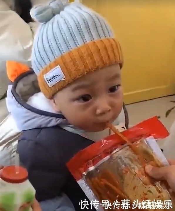 孩子|当孩子被他的小姨带的时候，竟然给孩子喂辣条吃，遇到猪队友了