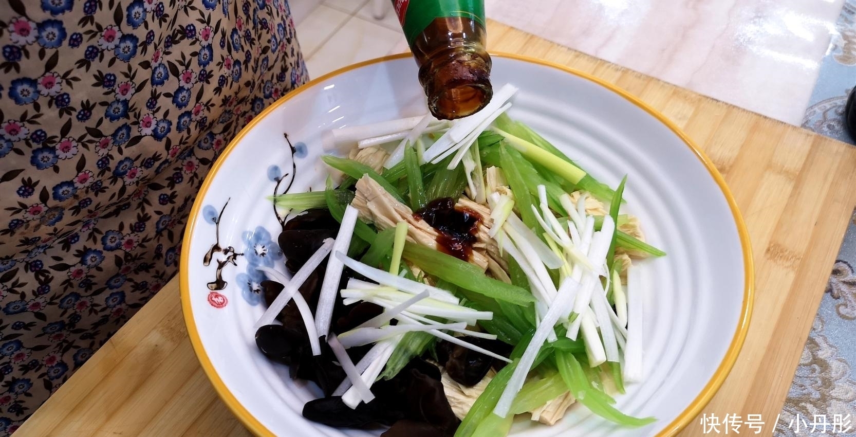 入适量|快过年了,教你这样做腐竹,爽口开胃,怎么都吃不够,比吃肉还香