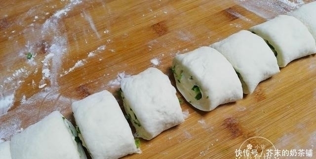教你葱花发面饼做法,不用揉面,筷子一搅,松软好吃,凉了也不硬