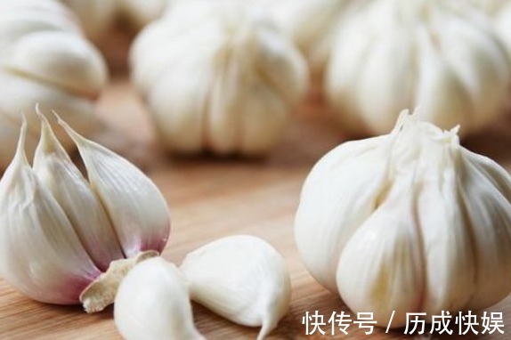 枕头|睡觉前把大蒜放枕头底下,3天后会发生什么好处不请自来!