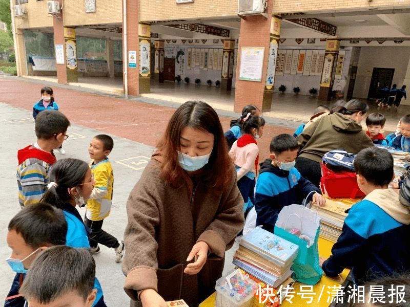 三年级|满满的爱心，德润园学子捐赠学习用品送新疆小朋友