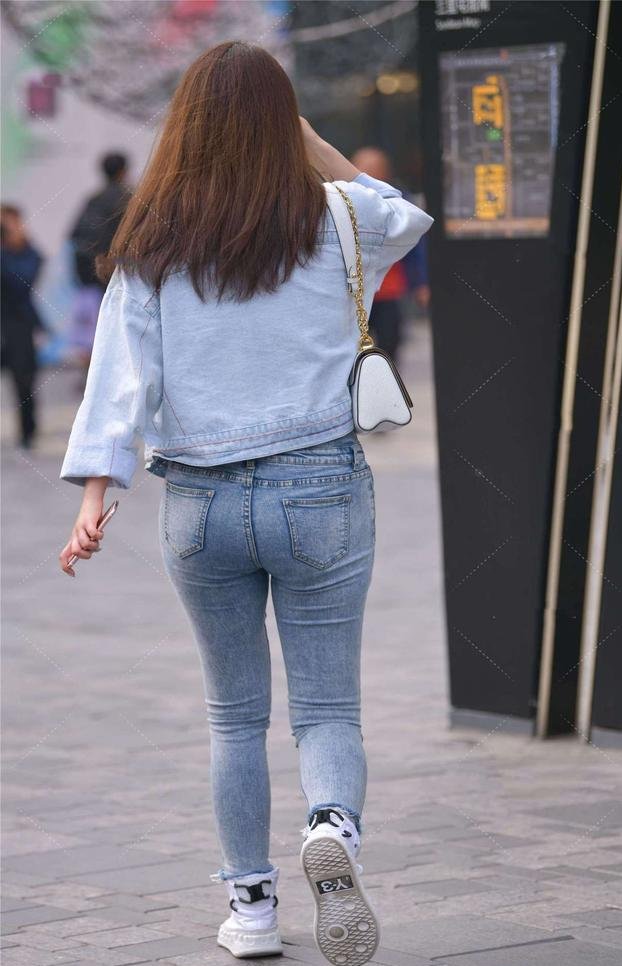 浅蓝色牛仔外套，搭配牛仔裤，展现复古休闲范儿