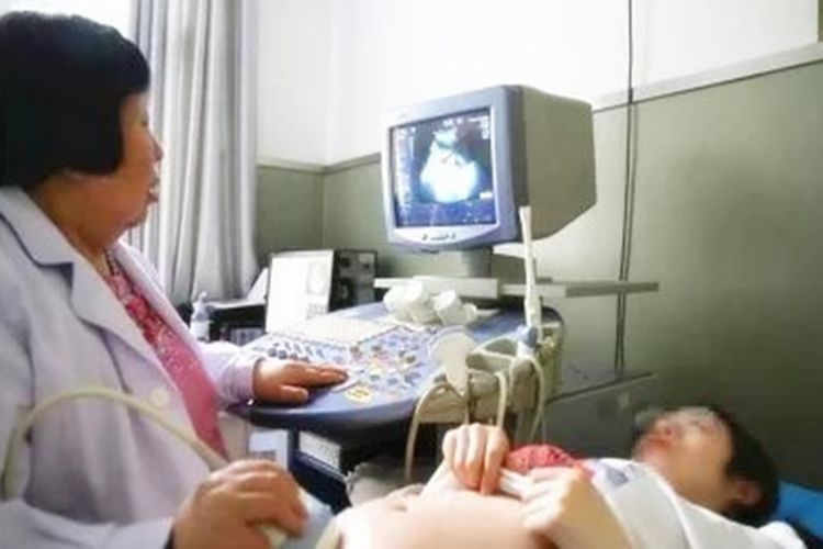 分寸|做四维时,医生使劲按压肚子对宝宝有没有伤害?医生:我自有分寸