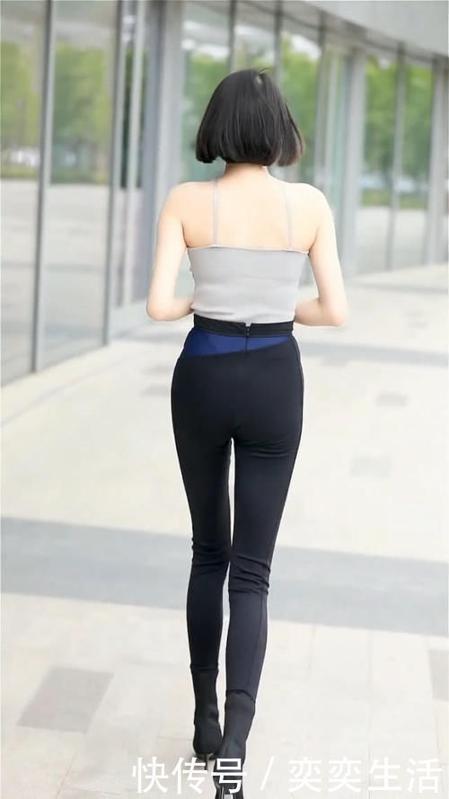 街拍|街拍白色挂脖背心搭配牛仔裤,穿出绝佳气质美女,大长腿真的抢镜