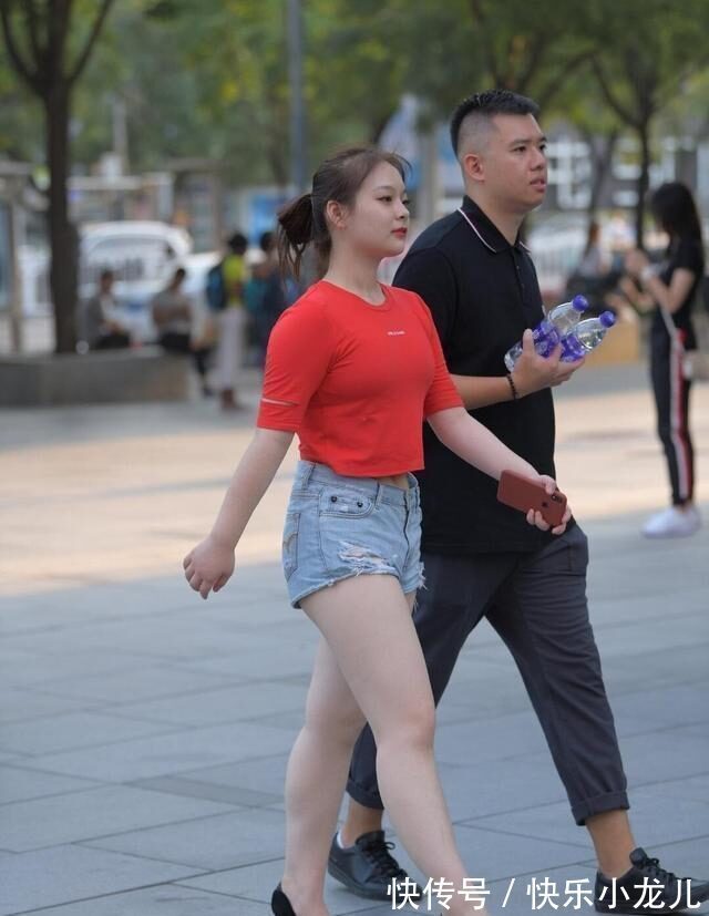 连帽卫衣 黑色连帽卫衣搭配打底裤,并不简单,摆脱普通