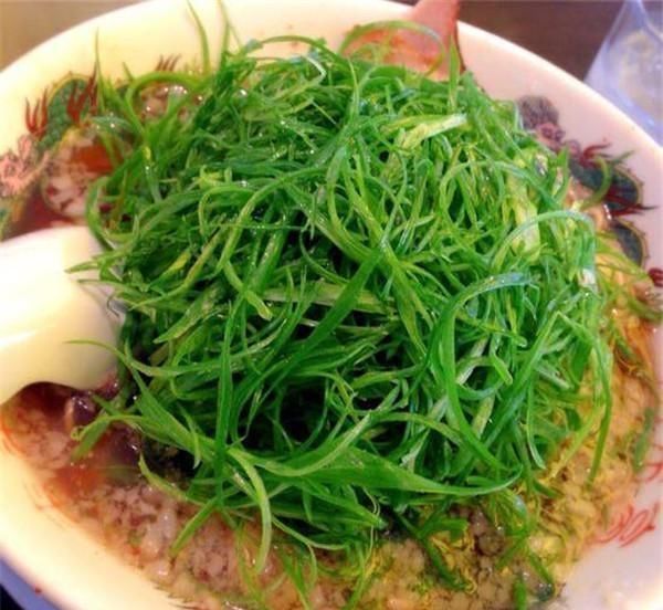 日本这碗拉面很奇怪，葱比面条还多，其他食材都可以不要