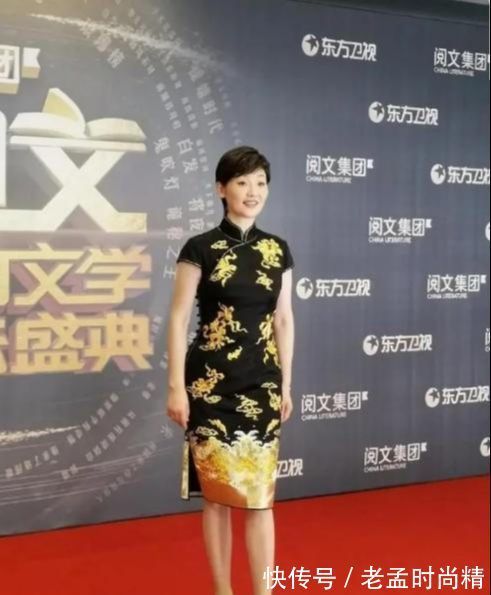 中年|中年女人穿衣典范！流苏风衣衬白皮肤，鱼尾纹明显依旧美