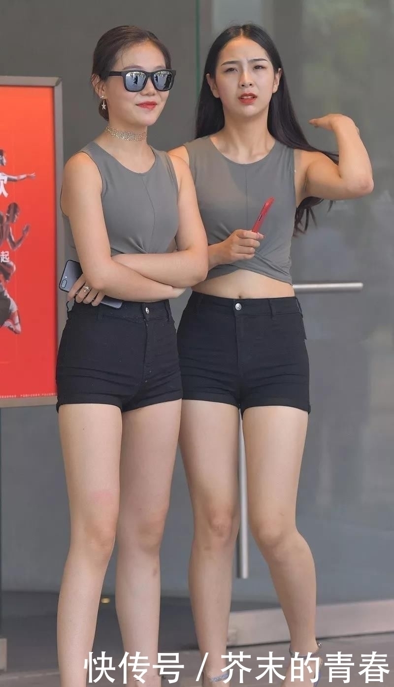 小姐姐|街拍：时尚打底裤小姐姐，穿出与众不同的气质，这才是女神