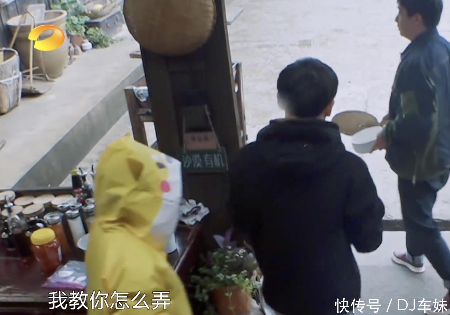 何炅|张艺兴围观杨紫干活却不帮忙,黄磊4次点拨无奈张艺兴太直男