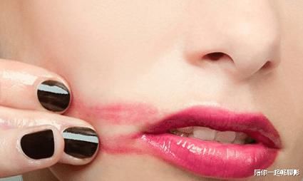 口红画墙上有什么办法去除