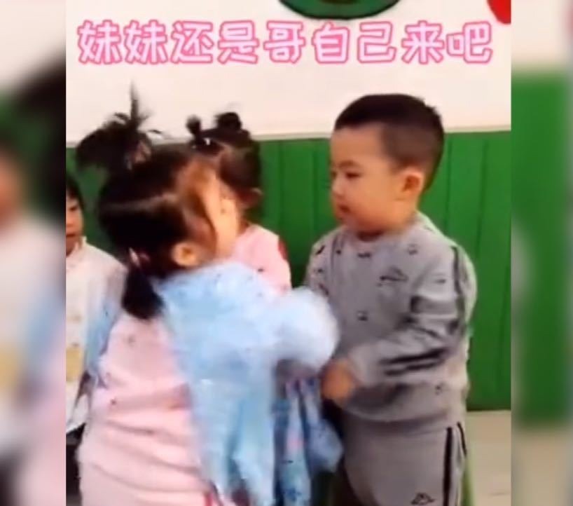 幼儿园|妹妹上幼儿园不会穿衣服,哥哥想帮忙却屡遭“挨打”,小表情亮了