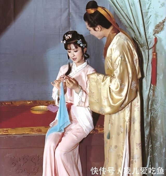 王熙凤#红学又一大发现,鸳鸯掀起尤二姐的裙子,曹雪芹这样写有深意