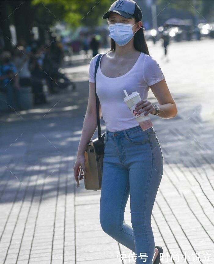 休闲风 简单不是普通,白色上衣搭配牛仔裤,简约休闲风突显“洒脱”的气质