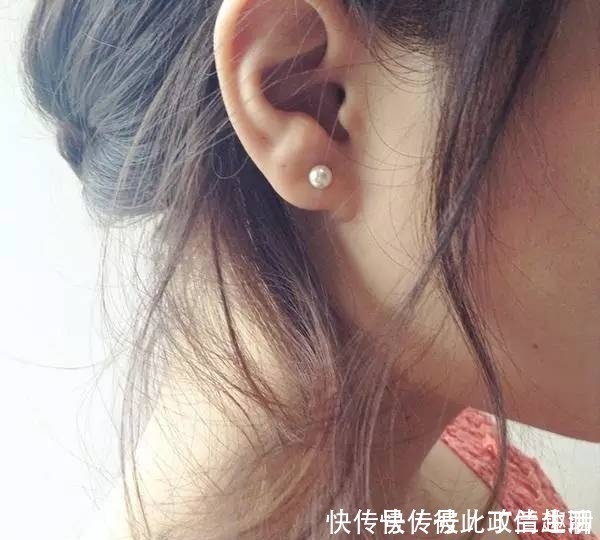 空气|绑头发不能太死板,现在流行的“空气坠”扎发!