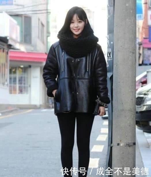 街拍:留下侧影的长发美女,身穿一条白色连衣裙,展现温婉气质