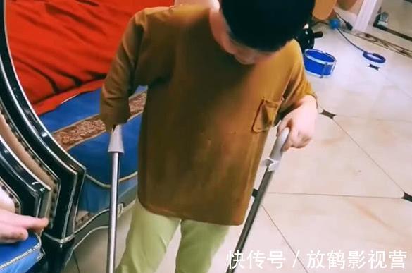 女儿|爸爸抱着女儿看电视,当看到旁边儿子,网友不淡定:这差别也太大