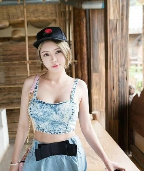 表妹 表妹是个“小发明家”,牛仔裤改成吊带,穿出感性风采