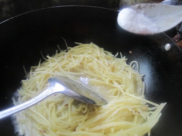 忠告炒土豆|忠告炒土豆不能放此物,吃了就是没病找病,现在知道还不晚!