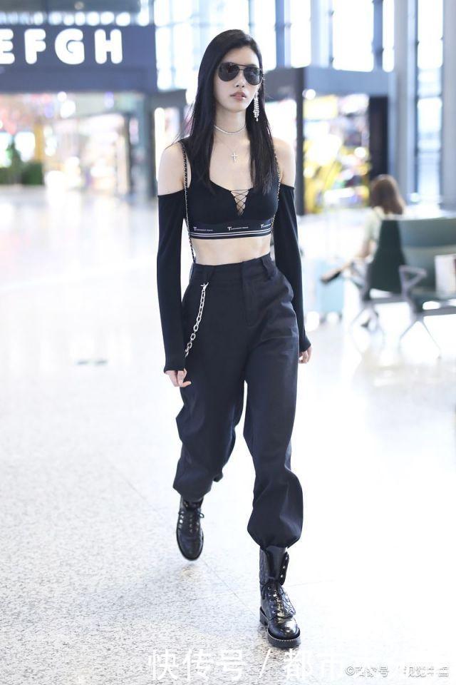 阔腿裤快靠边站,冬季真正裤王其实是“它”,搭靴子平底鞋都合适