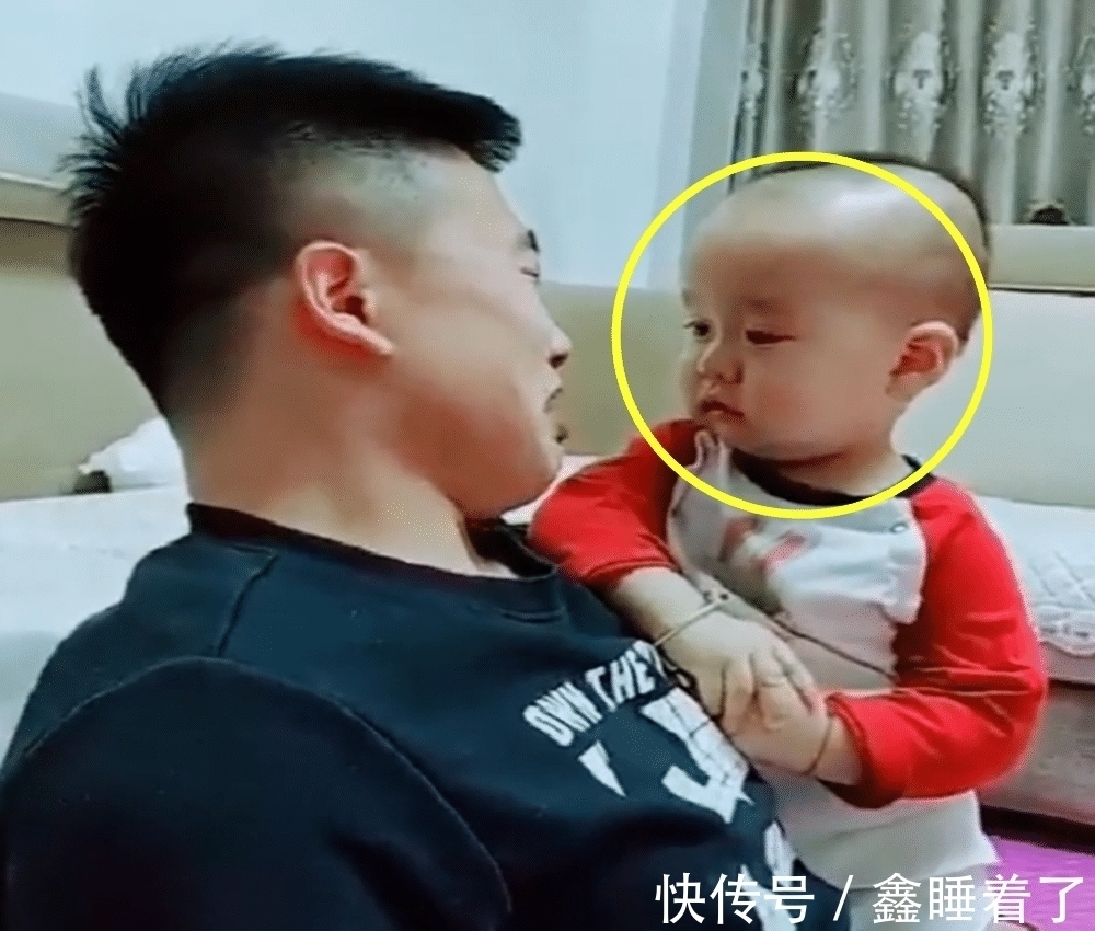 假哭|宝爸向宝宝告状腿被宝妈打疼了, 爷俩抱头痛哭, 宝妈 这俩戏精