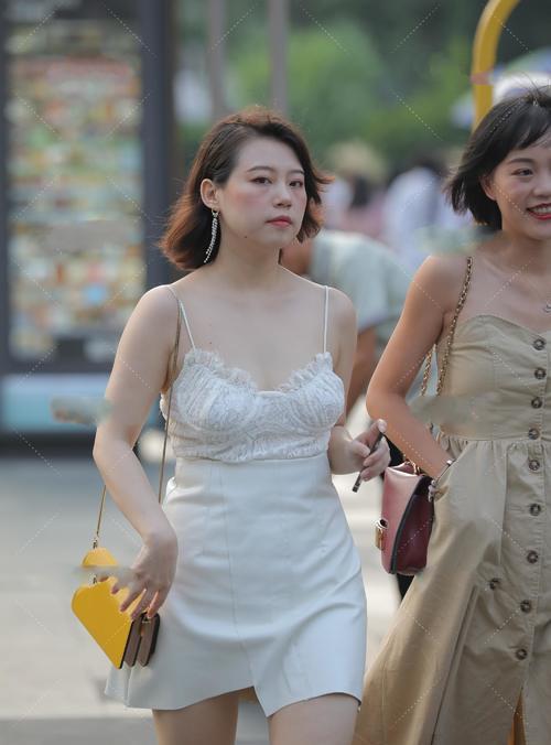 吊带裙|白色吊带连衣裙搭配黄色高跟鞋,优雅不失元气