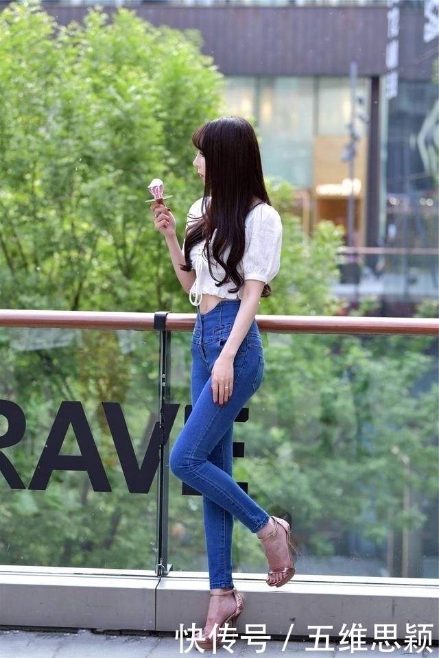 路人街拍,美女灰色休闲裤搭配挂脖式背心,行走间满满的青春活力