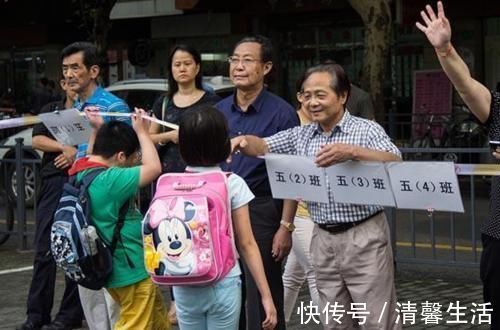 老师|幼儿园老师讨厌的3种接孩子方式,害娃不说,家长还不自知