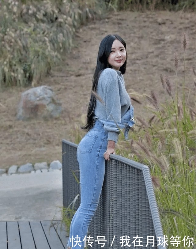 背带裤|清水出芙蓉,天然去雕饰,牛仔背带裤配针织上衣的清纯温柔穿搭