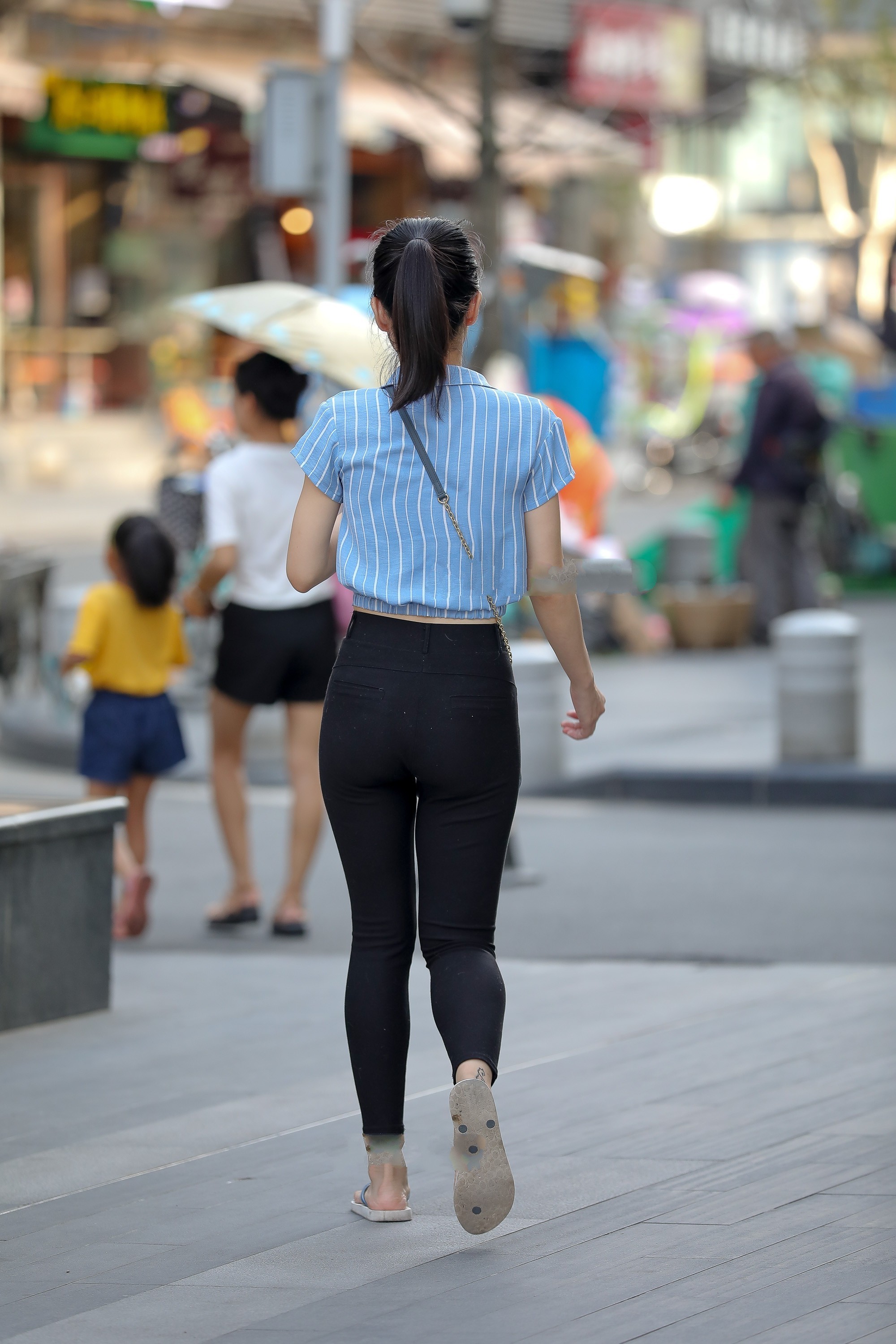 以选择一|衬衫下摆打结时尚好看, 搭配牛仔裤, 简单大方又好看