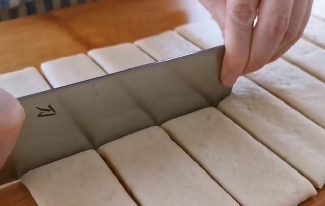 鸡蛋|花生米里加2个鸡蛋,居然这么好吃,不炒也不烙,好吃到停不下来