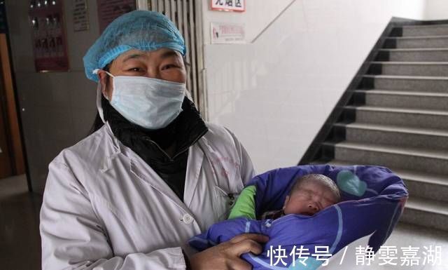 婆婆|新生婴儿出产房,谁第一个抱就像谁?这说法准吗