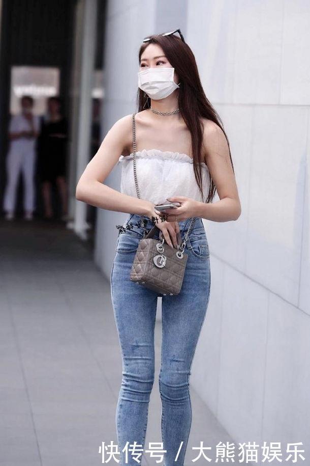 小姐姐的黑色蕾丝上衣搭配水墨色长裙,优雅精致又减龄