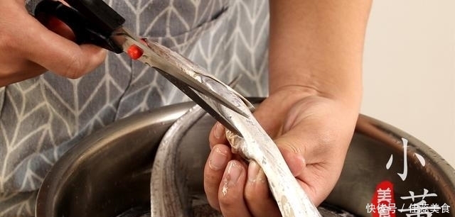 带鱼不要直接下锅炸，多加这2步，外酥里嫩无腥味，上桌就扫光