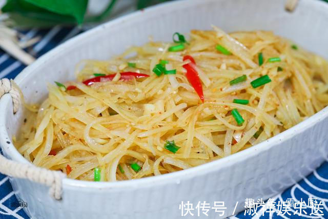 凉拌土豆丝,直接焯水就错了,记住这3点,土豆丝清脆爽口不发黑