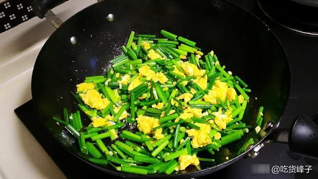 晓峰|韭花炒鸡蛋看似简单，原来有诀窍，教你1招，香嫩入味不变色
